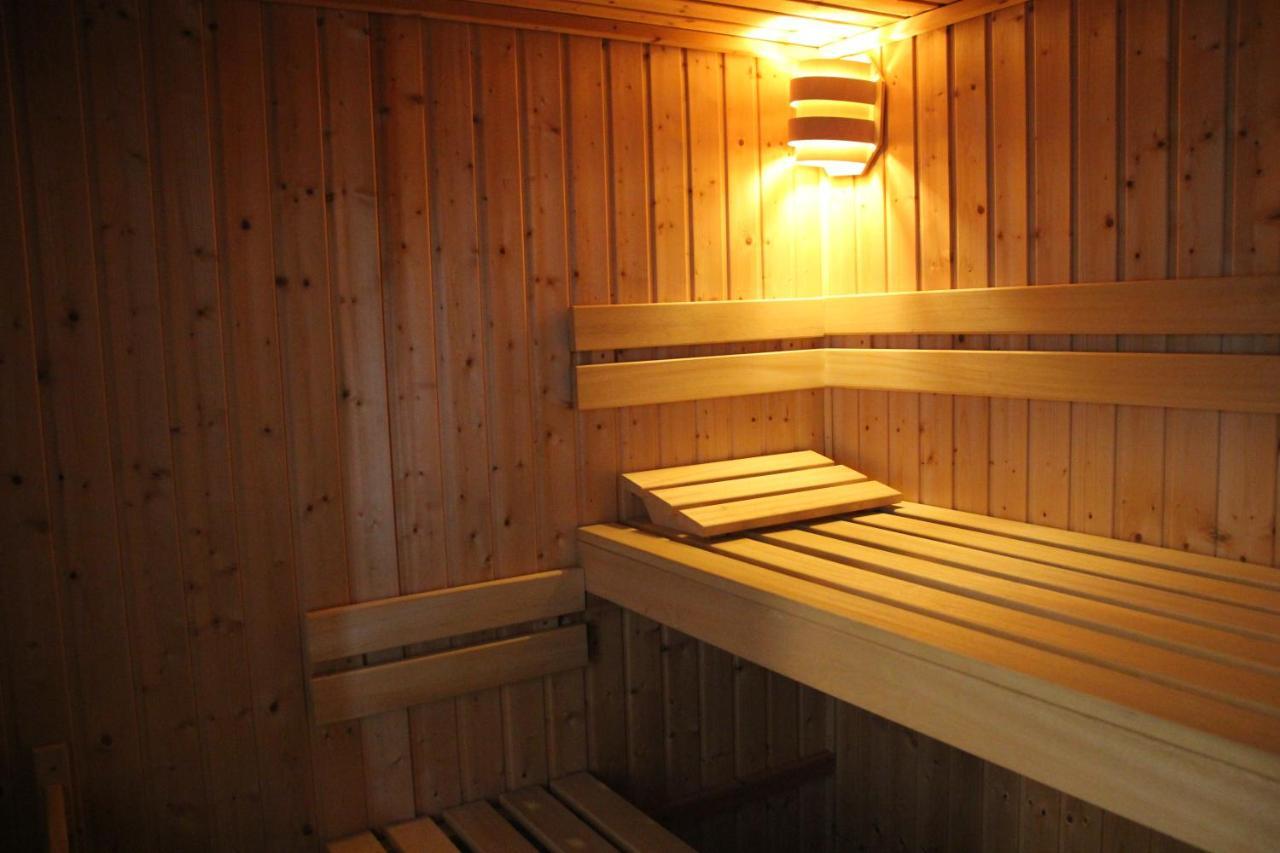 Вілла Familiehuis De Betuwe Met Prive Kunstgras Tennisbaan En Sauna Erichem Екстер'єр фото